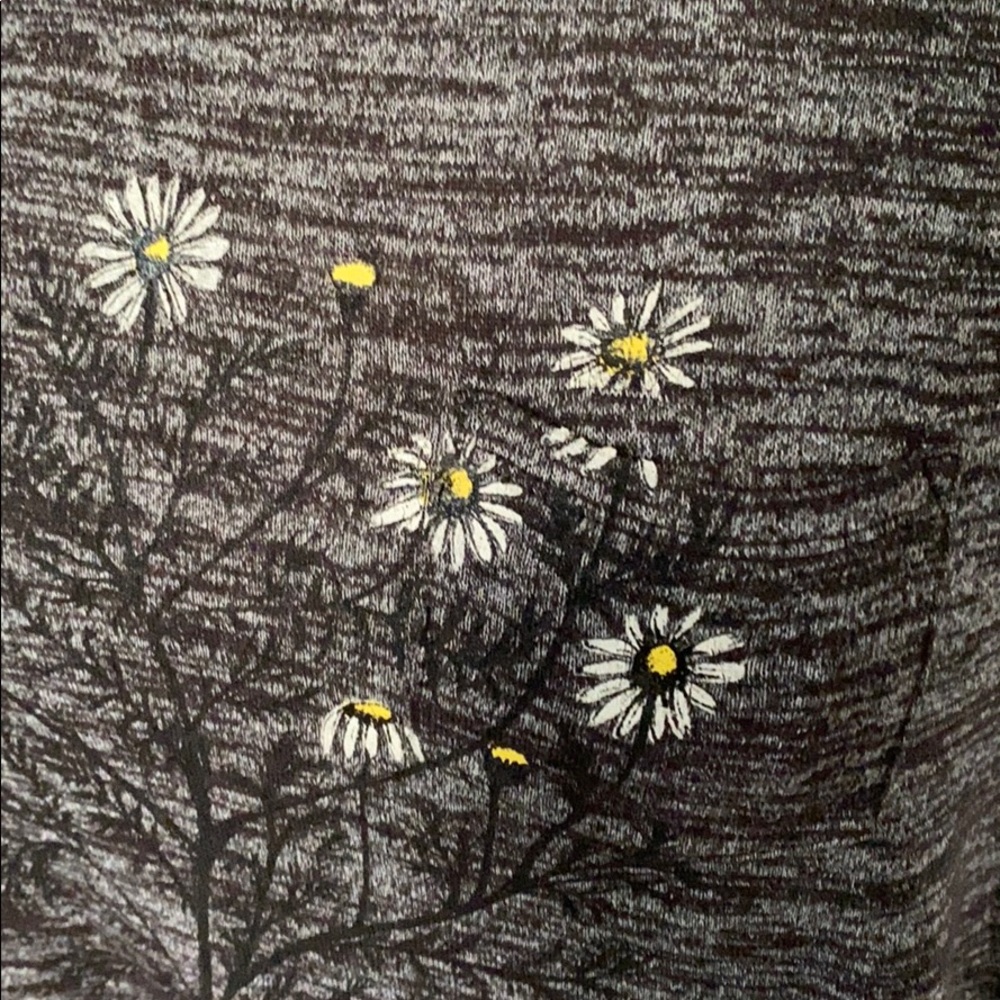 American Eagle soft and sexy daisy t-shirt - Picture 3 of 7